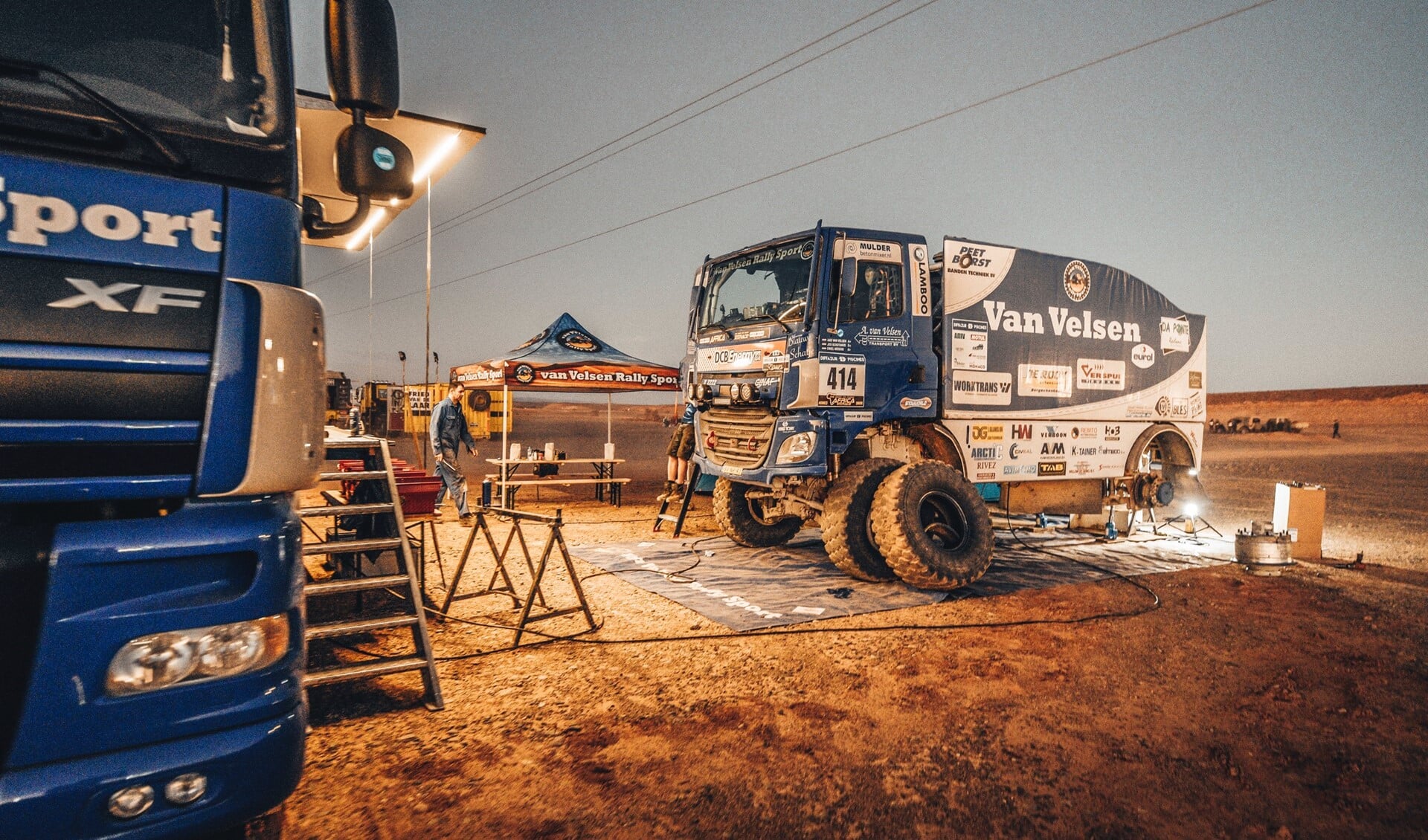 De rallytruck ‘het blauwe schatje’ van Van Velsen Rallysport in het bivak (foto: Alessio Corradini).