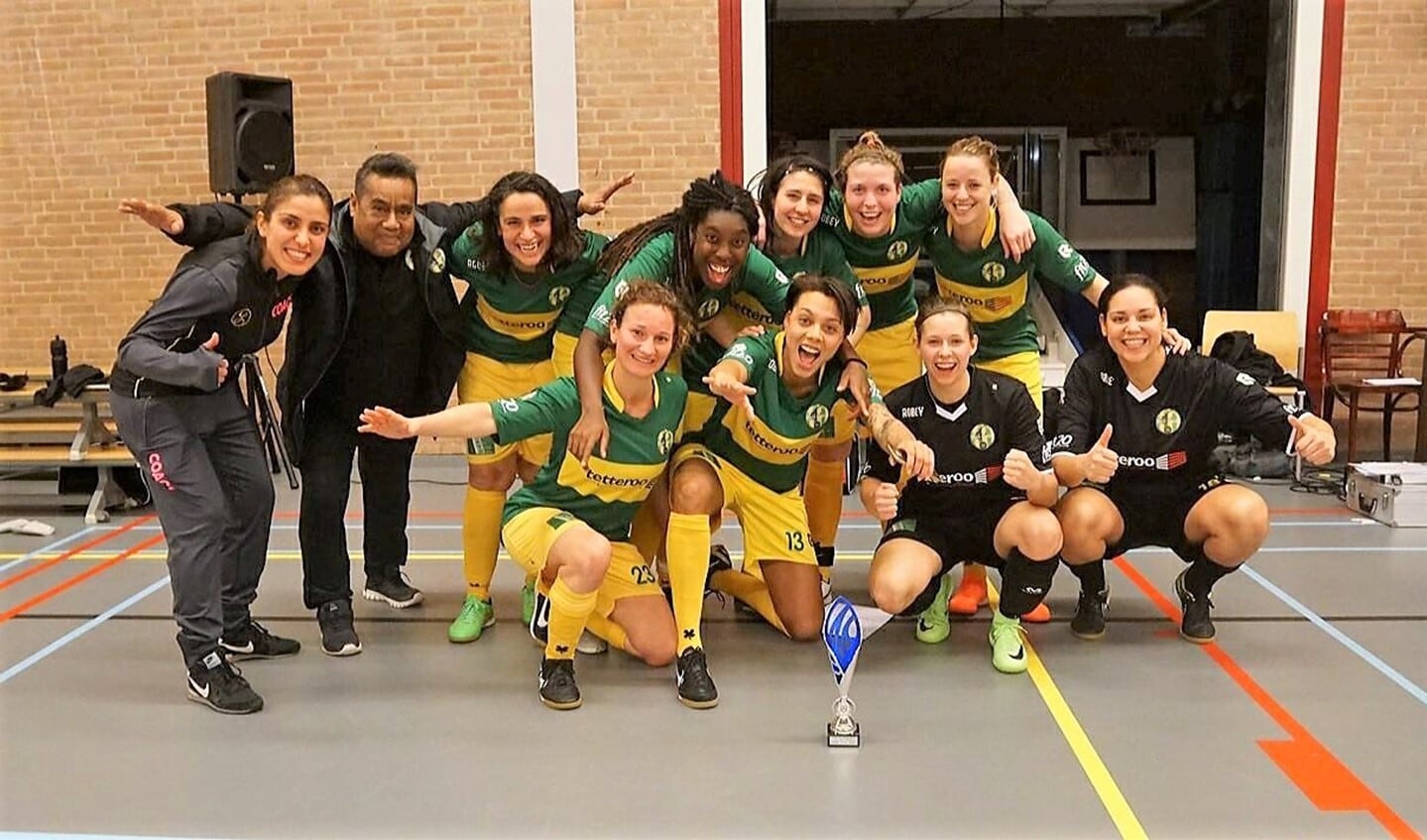 ZVV Den Haag en Esther Scheenaard (nummer 23; linksonder) vieren het winnen van de Futsal Cup.