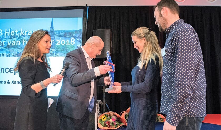 Door de voorzitter van de vakjury, Jos Zuijdwijk, kregen Xander Gregorowitsch en Fieke Meindertsma de wisselbokaal overhandigd (foto: Michel Groen).