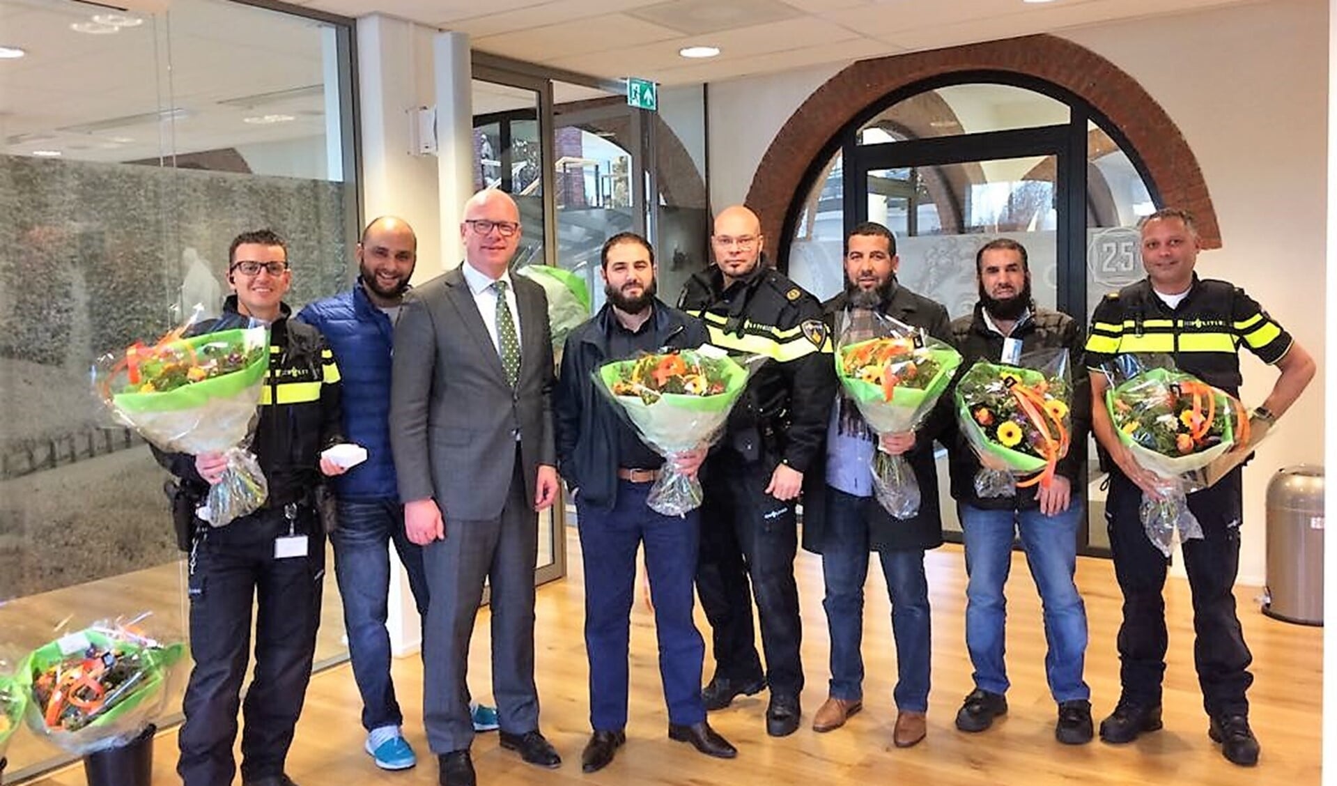 Burgemeester Tigelaar bedankt de buurtvaders, BPT en wijkagent(en) voor hun inzet (foto: gemeente LDVB).