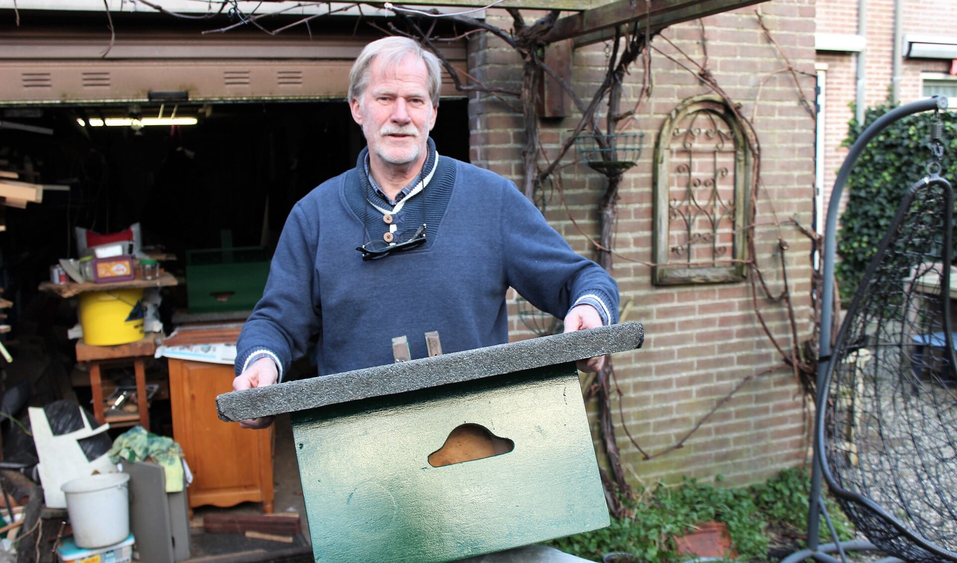 Martin van de Reep met een vogelkast die hij net  heeft geschilderd (foto/tekst: DJ).