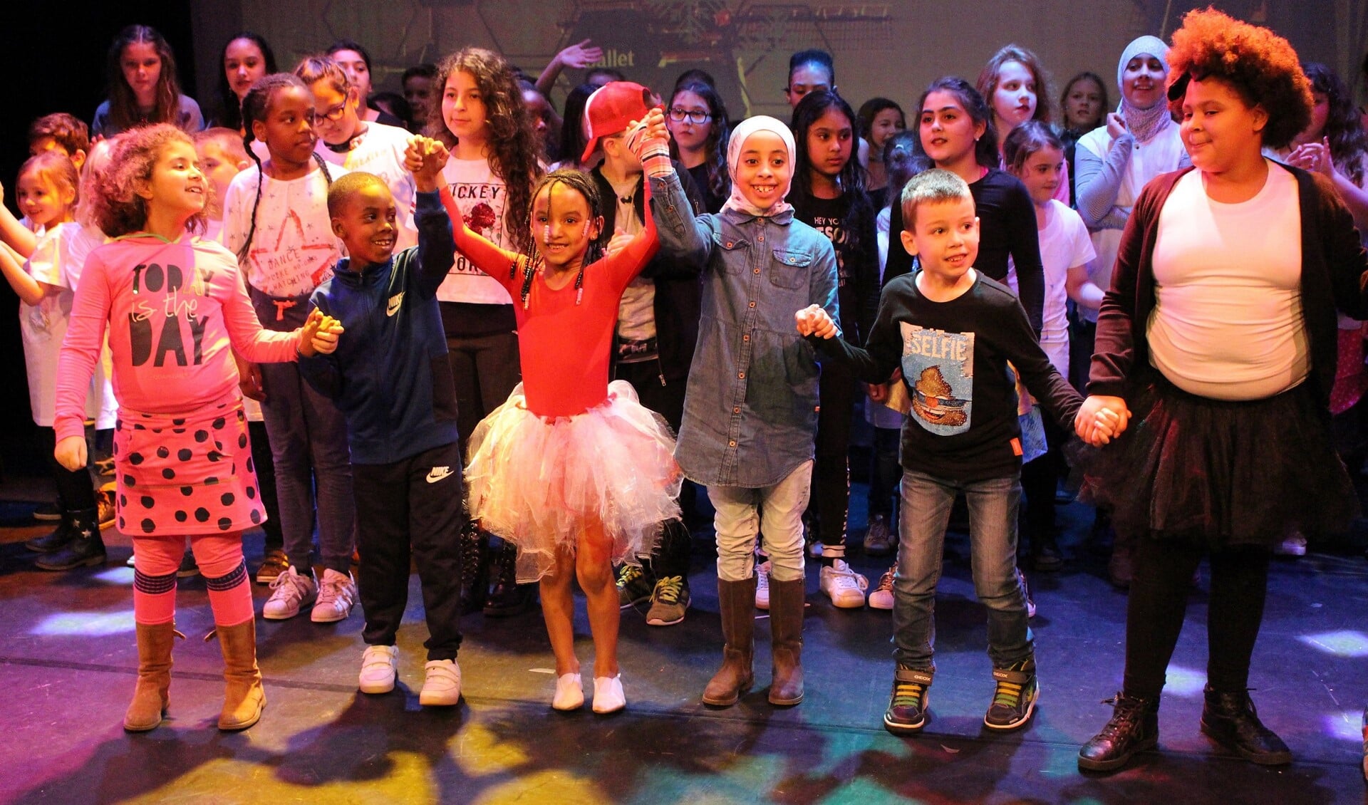 Kinderen van de Brede Scholen in Leidschendam showden hun talenten in de uitverkochte theaterzaal van Het Veur Theater (foto: SenW).