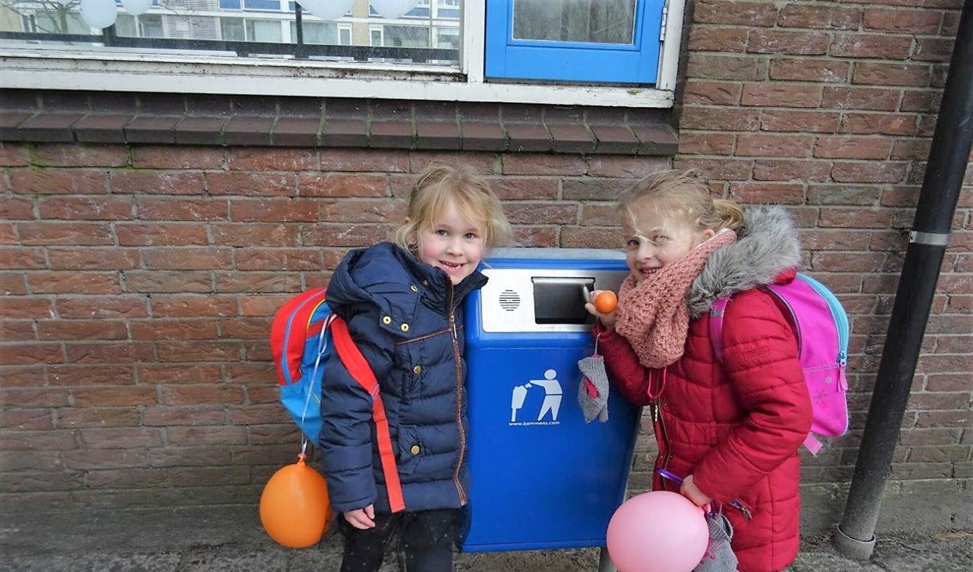 De kinderen genoten van de sprekende afvalbak (foto: Ap de Heus).