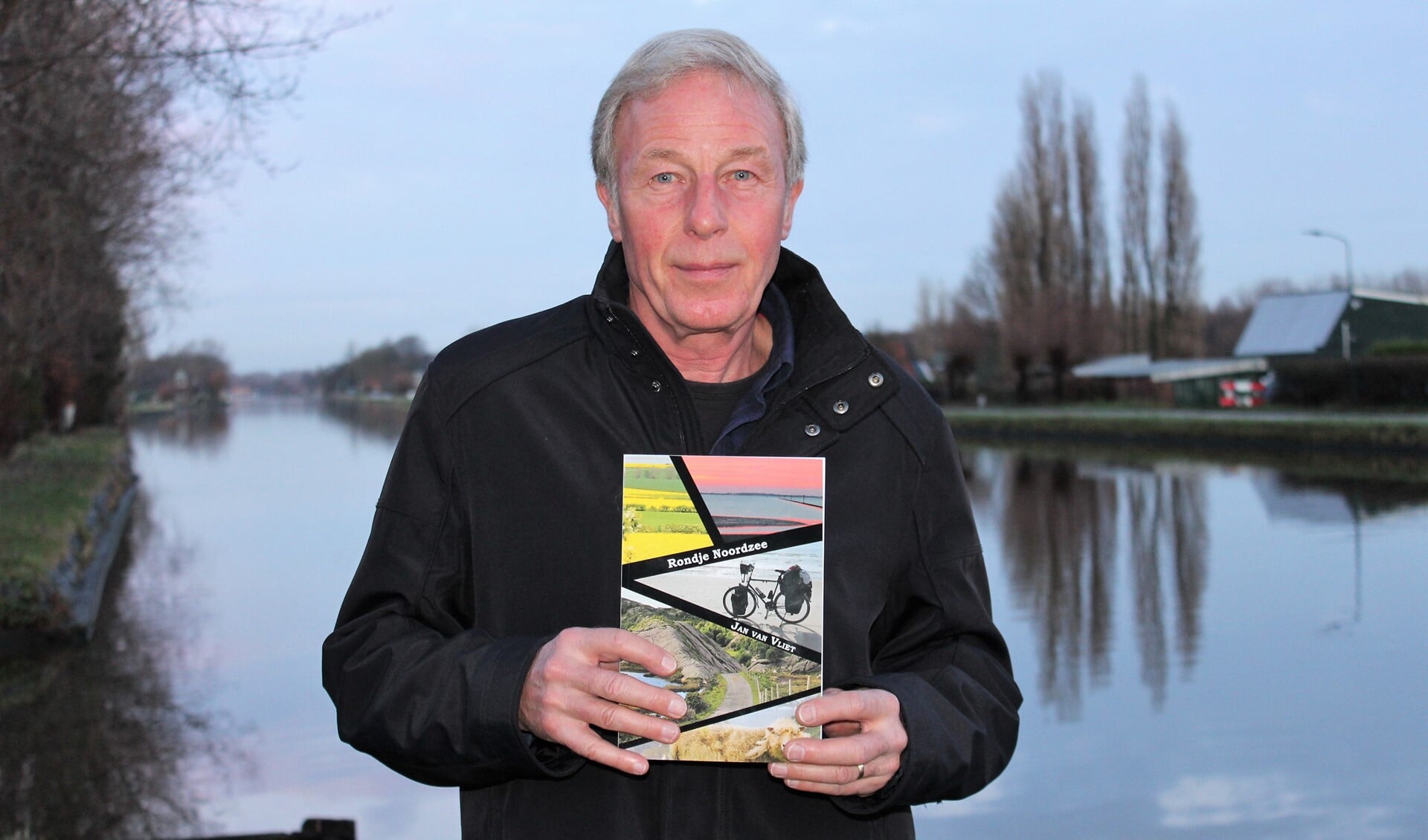 Jan van Vliet met zijn boek 'Rondje Noordzee' (foto/tekst: Dick Janssen).
