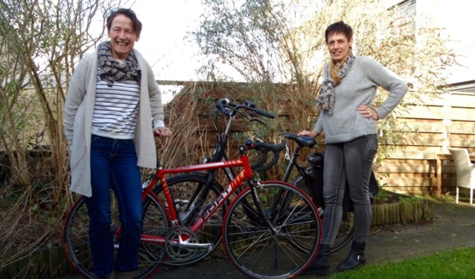 Mariëtte Westerwoudt (rechts) van team ‘Retteketet fietsen voor Jet’ en Josephine de Bie van team ‘Retteketet 2’.