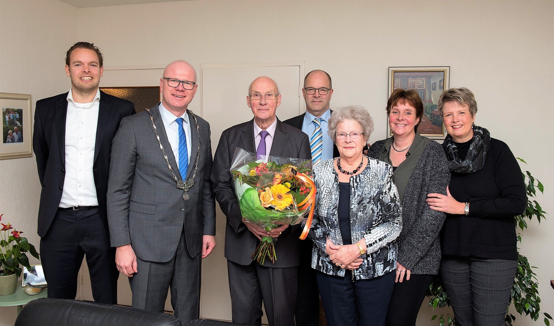 Namens de gemeente kwam burgemeester Klaas Tigelaar langs om de heer en mevrouw Van Leeuwen te feliciteren (foto: Michel Groen).