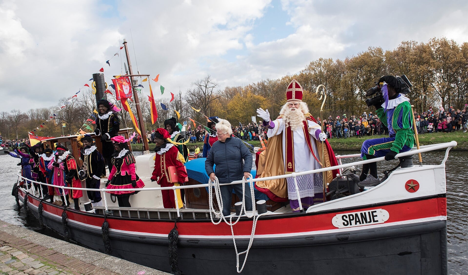 Half november komt Sinterklaas weer aan bij de sluis in Leidschendam en in de Huygenshaven te Voorburg (foto: Michel Groen).