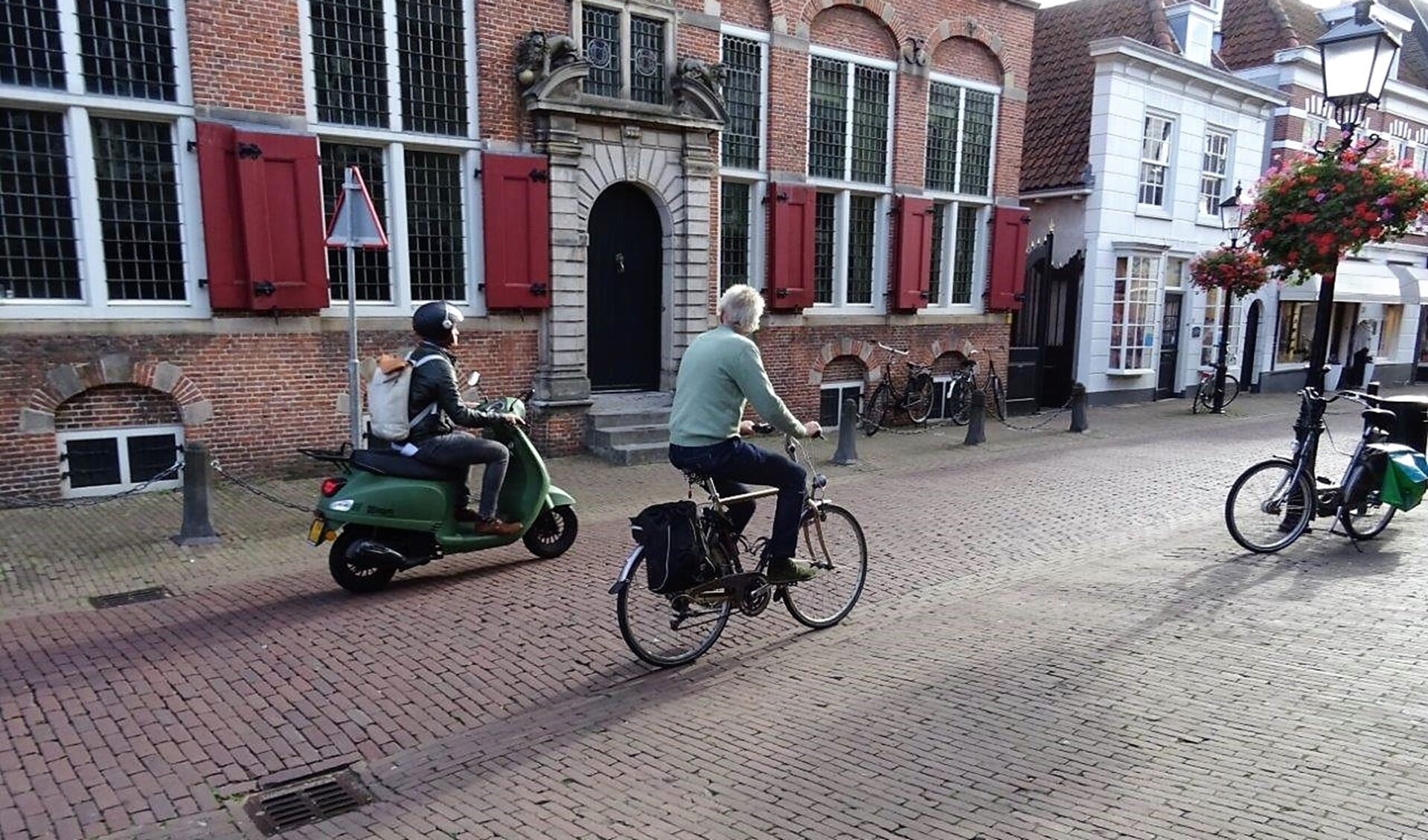 Nog steeds razen vele scooters tussen het winkelend publiek door de Herenstraat (foto: Ap de Heus).