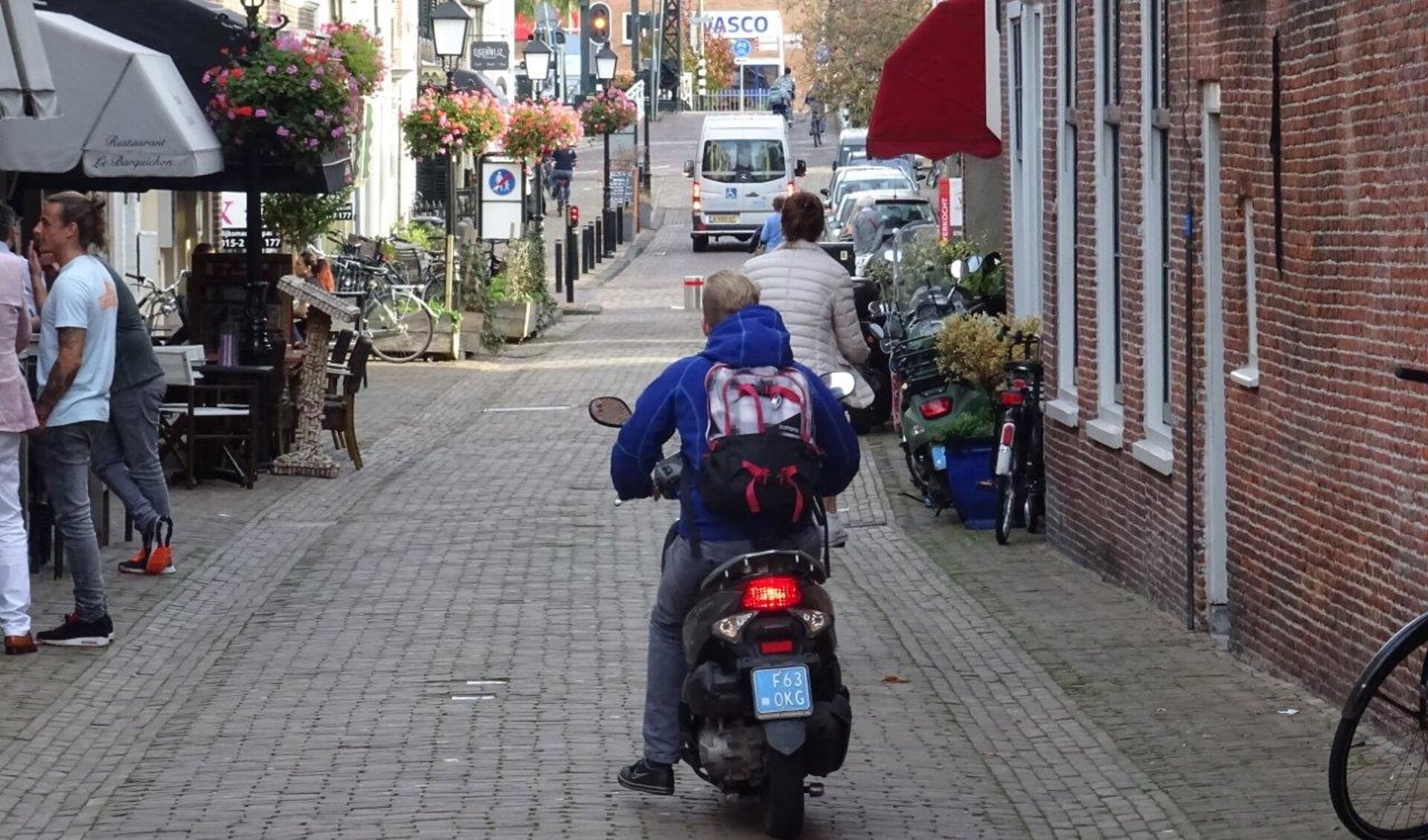 Scooters gebruiken de Kerkstraat als doorgangsroute. (Foto: Ap de Heus)