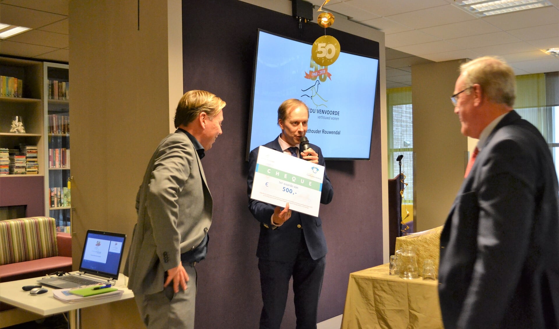 Wethouder Rouwendal schonk de Stichting een cheque van 500 euro.