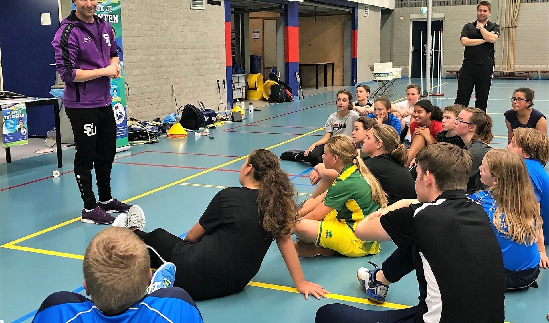 De kick off van de Sport Club Academy bij Badmintonclub Voorburg met links op de foto Werff Thomas (foto: pr SenW).