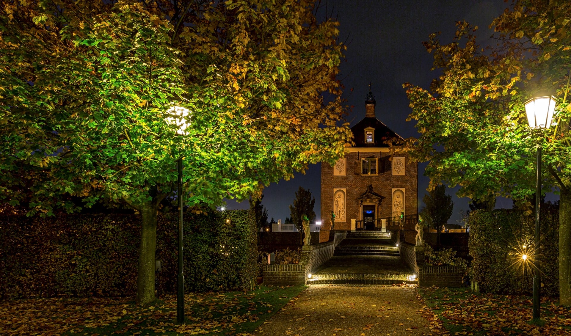 Op Huygens' Hofwijck is de tuin sprookjesachtig verlicht tijdens de museumnacht. (Foto: Charles Groeneveld)