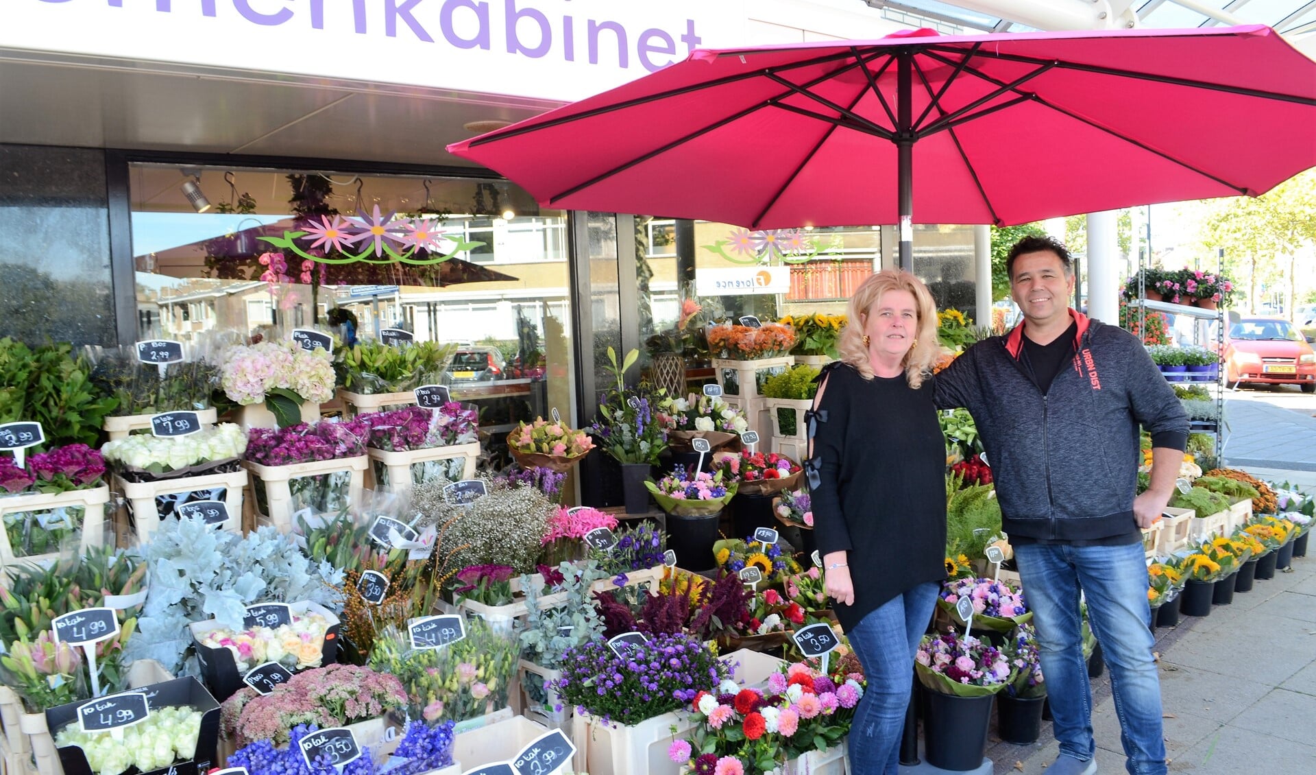 Madjo Dewus en Jenny Koegler zijn vanuit Den Haag via Rotterdam in Voorburg terecht gekomen met hun Bloemenkabinet (foto: Inge Koot).