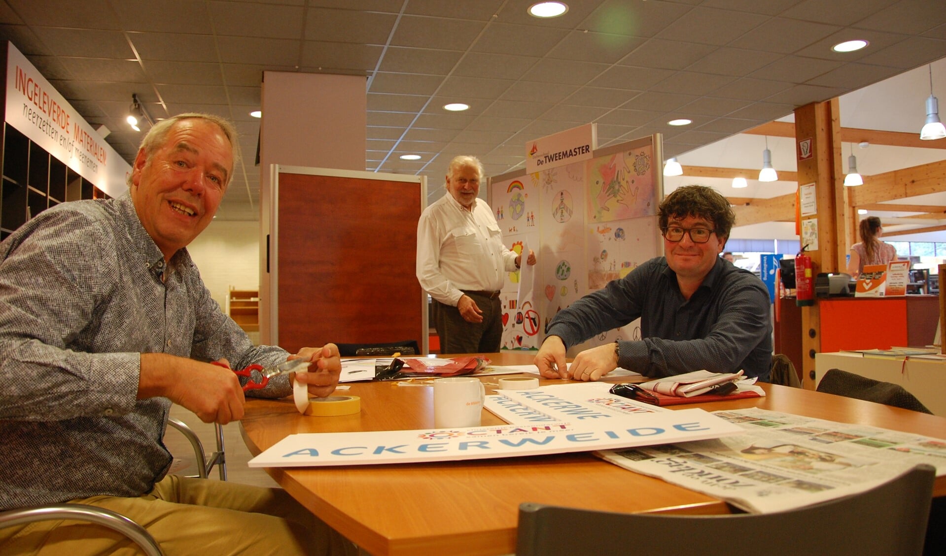 Het projectteam van Lionsclub Pijnacker-Nootdorp was maandag druk bezig met het opstellen van de expositie van de vredesposters. Met van links naar rechts, Herman van Atten, Jan Vincenten en Ron van Riet.