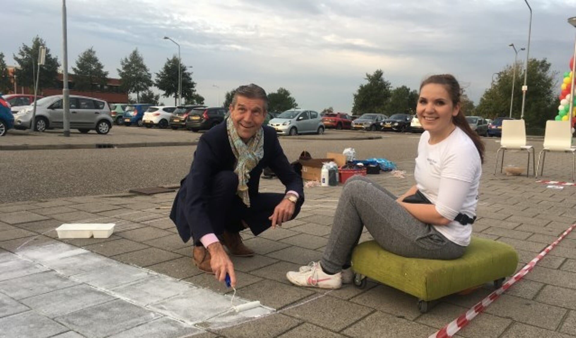 Wethouder Simon Fortuyn en kunstenaar Rianne te Kaat brengen street art aan om aandacht te vragen voor het proeftuinonderzoek.