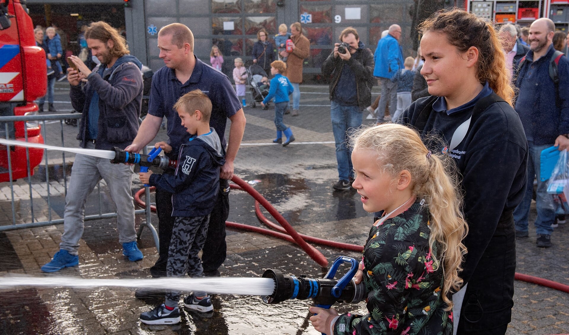 Je kon zelf de brandweerspuit ter hand nemen (foto's: Michel Groen).