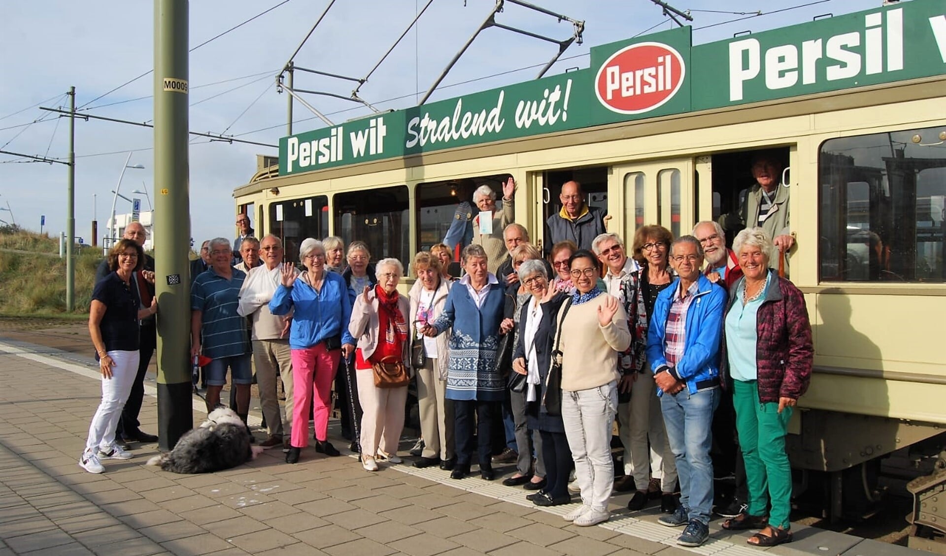 In Scheveningen werd gestopt voor een groepsfoto van de senioren van de Koffiesoos van Damsigt (foto: pr wijkvereniging Damsigt).