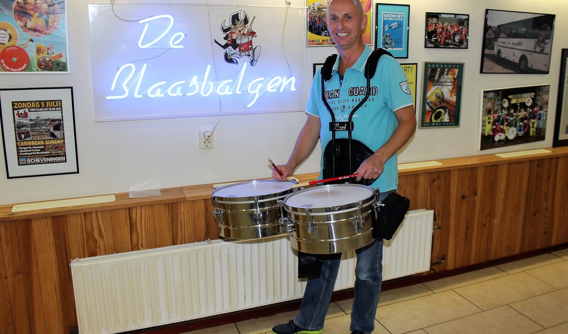 Bert Strijk, timbalist en manager van Feestkapel De Blaasbalgen (foto/tekst: DJ).