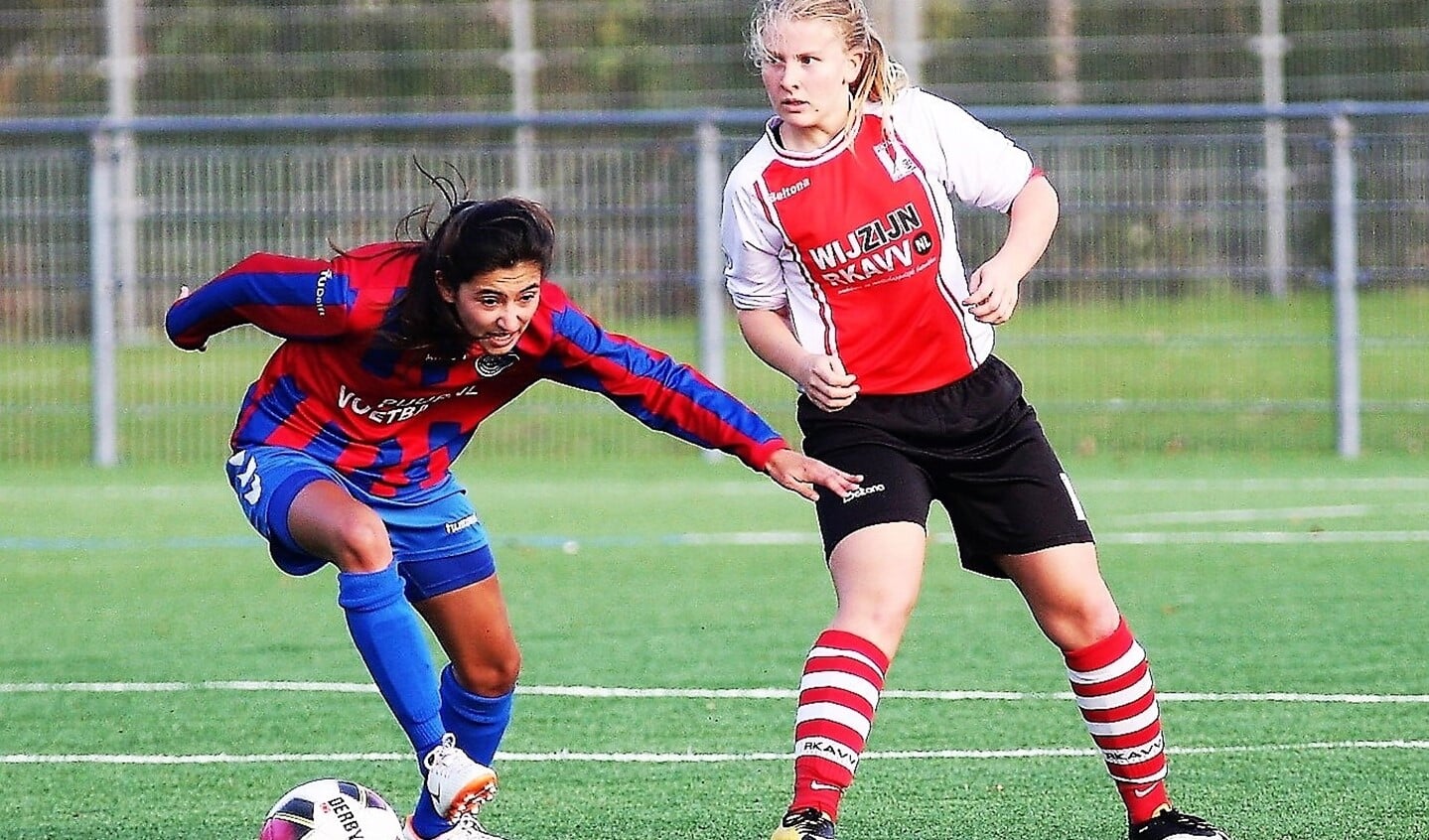 Verdediger Merijn Buitenhek (RKAVV Vrouwen) speelde haar directe tegenstander uit de wedstrijd (foto: AW).