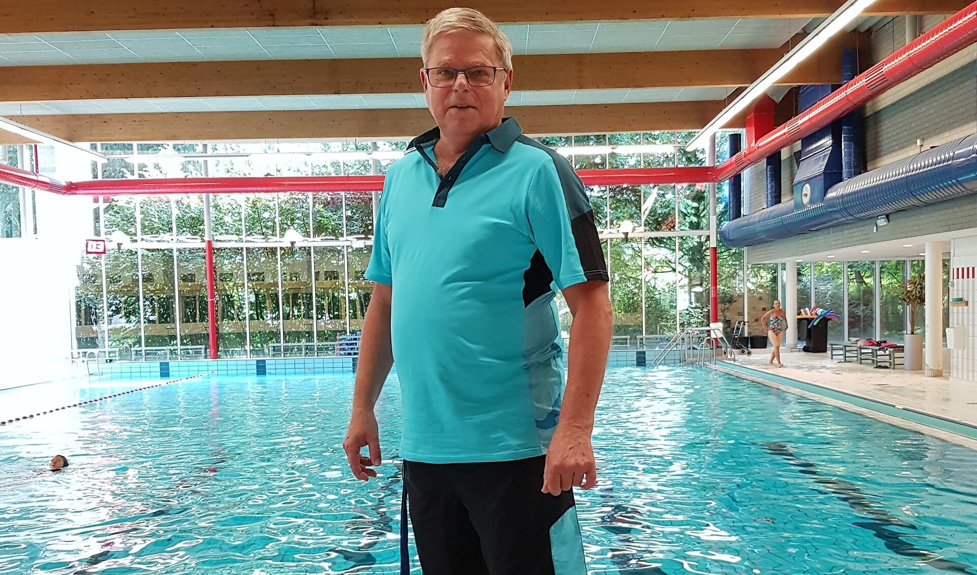 Duizenden kinderen uit Voorburg en omstreken heeft badmeester Kees leren zwemmen en hij heeft honderden zwemdiploma's uitgereikt.