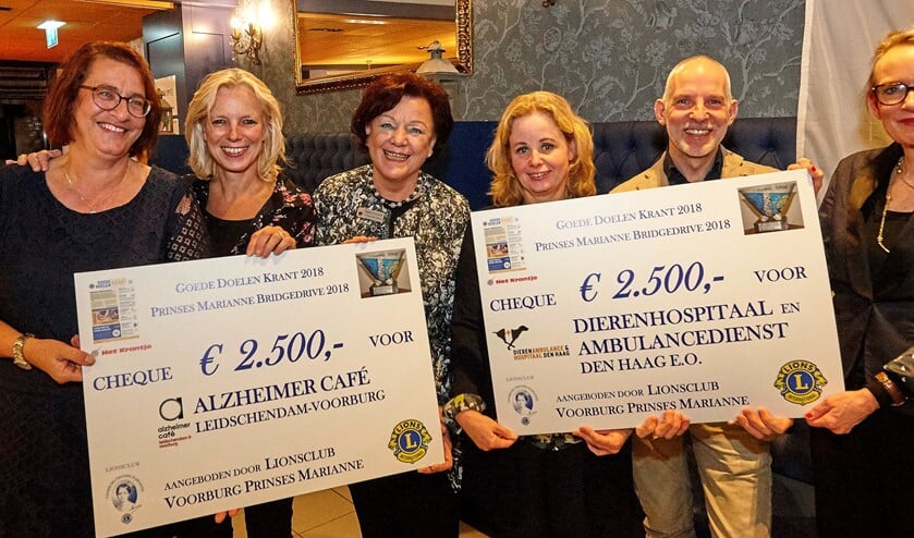 V.l.n.r. Conny van Dam en Marjan Koot, Lion Marianne Knijnenburg, Henny Greven en Pieter Smit en Lion Margaret Diekhuis (foto-Ardito).