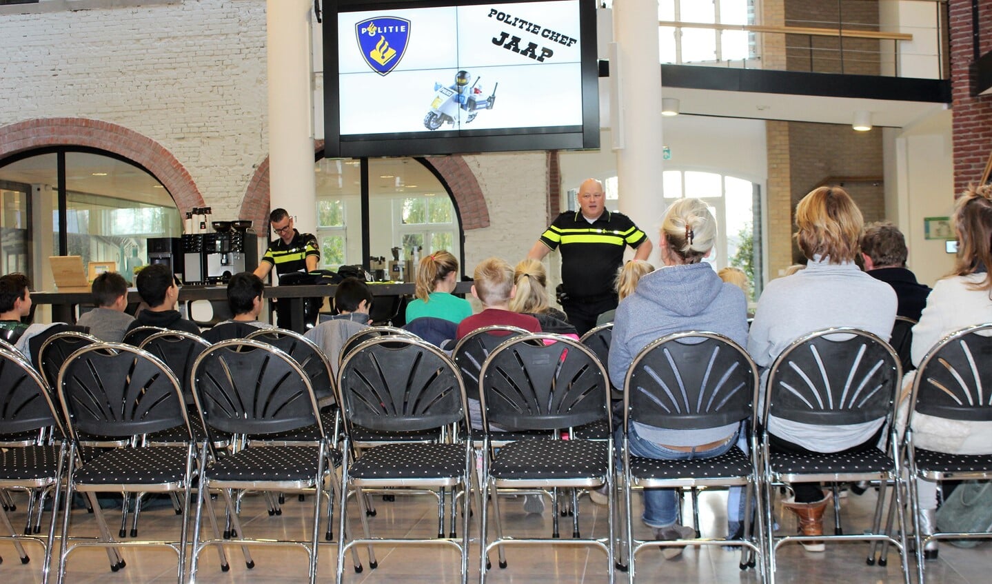 Politieteamchef Jaap de Kok spreekt de Politiekids en ouders toe (foto: Dick Janssen).