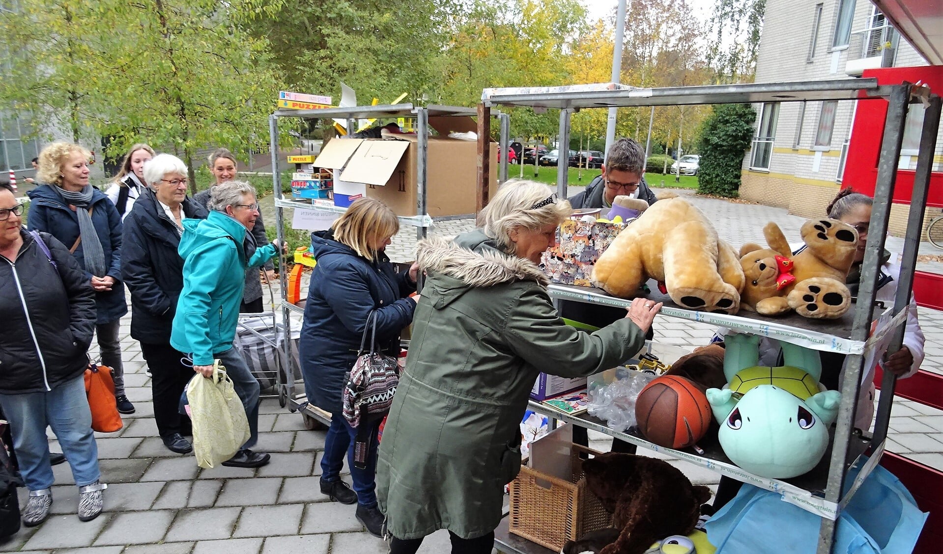 Er komen al honderden sinterklaascadeautjes binnen bij het inpakstation aan het Fluitpolderplein (foto: pr WOeJ).