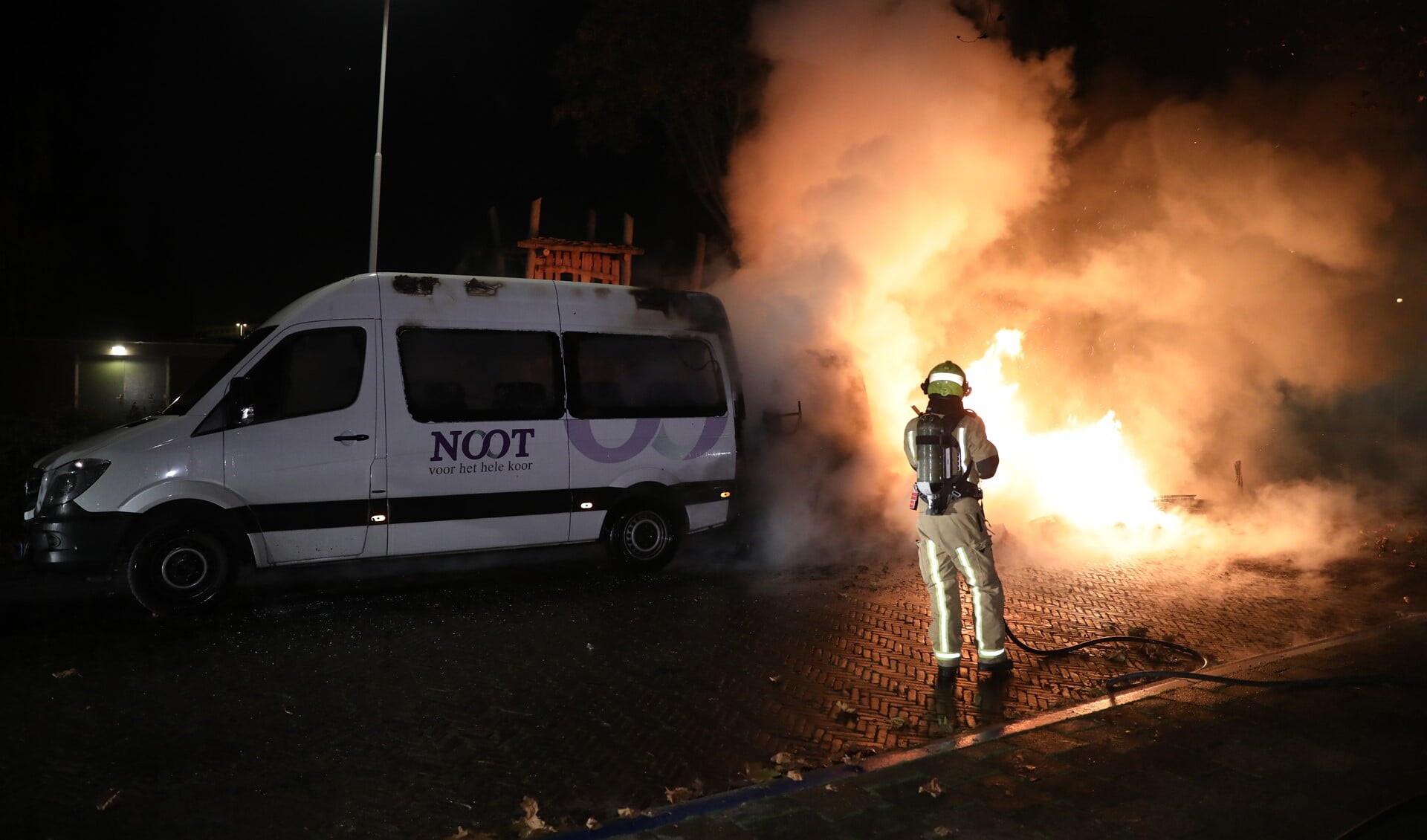 Een bestelbus brandde geheel uit, waarna ook een  personenbust die ervoor stond aan de vlammen ten prooi viel (foto: Daan van den Ende).