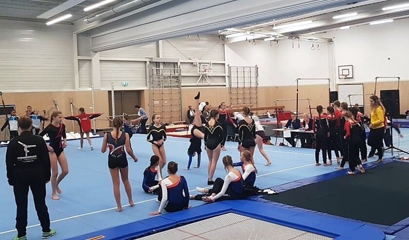 Het inturnen van de deelneemsters aan de turnwedstrijden in de nieuwe turnhal bij basisschool Cascade (foto: Remco Bruijne).