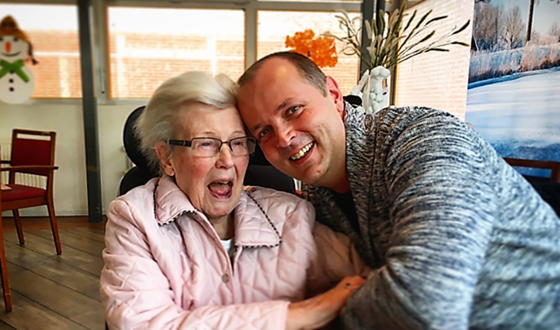 Jurrien kietelt zijn tante met alzheimer, waar hij met liefde voor zorgt (tekst/foto: Naomi Defoer).