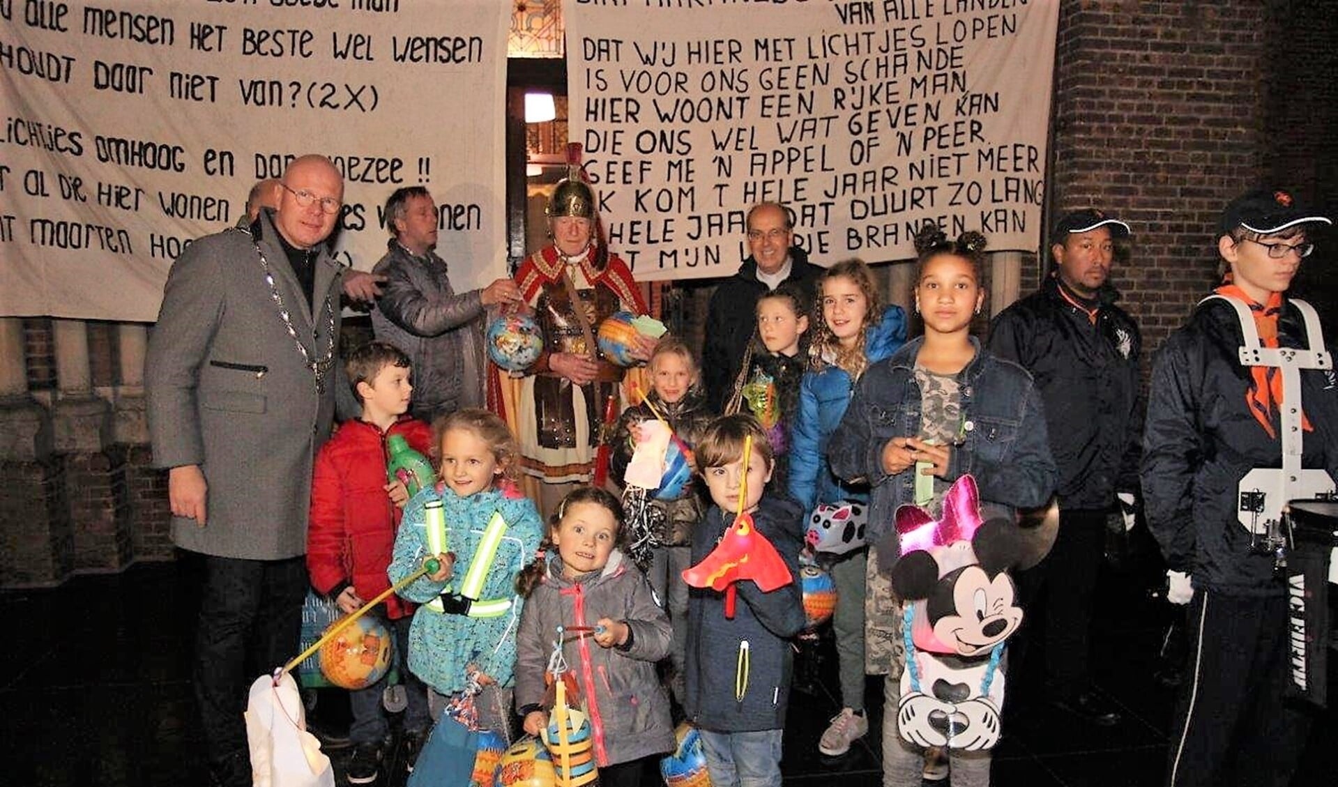 De kinderen van de lampionnenoptocht werden bij de St. Martinuskerk opgewacht door de burgemeester en St. Maarten (foto: Ap de Heus).