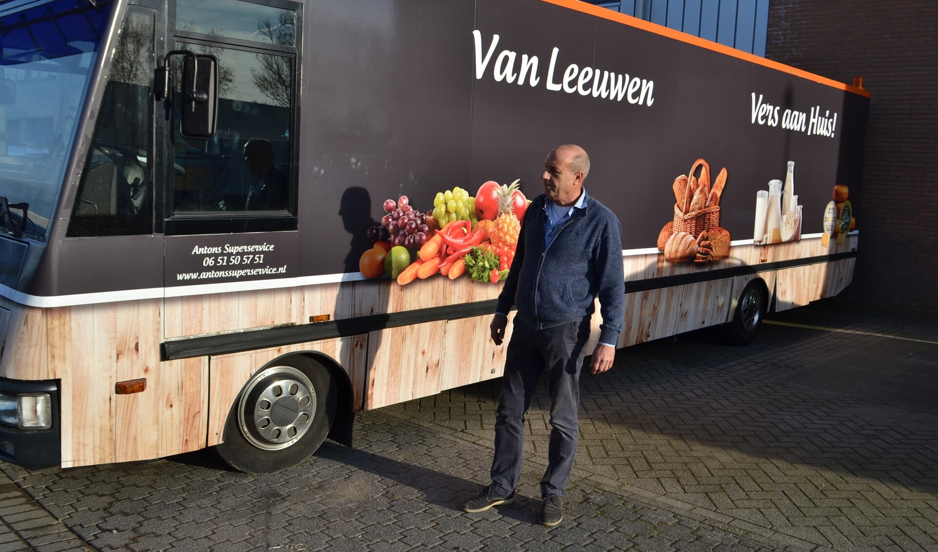 Anton van Leeuwen van Antons Superservice rijdt vanaf 22 november in zijn nieuwe rijdende winkel door de gemeente (Foto: Inge Koot).