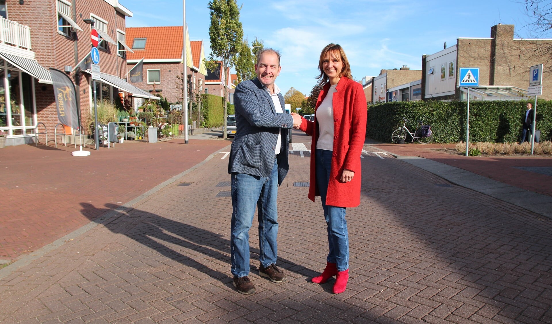 Erwin Steendam en Kim Kleijweg komen tot elkaar op de gebiedsgrens: de as van de Koningin Julianastraat. 