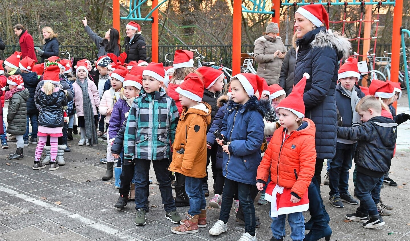 De kinderen buiten op het schoolplein. Eventuele foute kersttruien wellicht onder de jas (foto: Nico van der Ven).