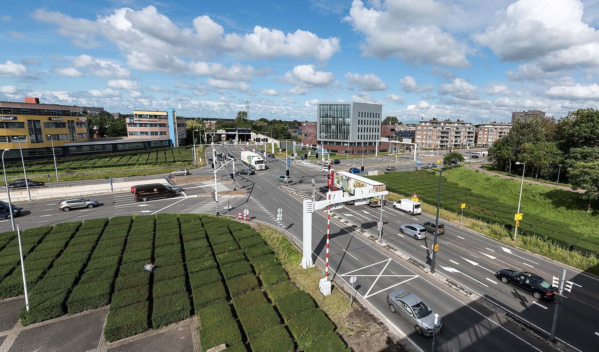 De kruising van de N14 (richting Wassenaar) met de Heuvelweg (r) en de Mgr. Van Steelaan in Leidschendam-Voorburg (foto: Henri Cormont).