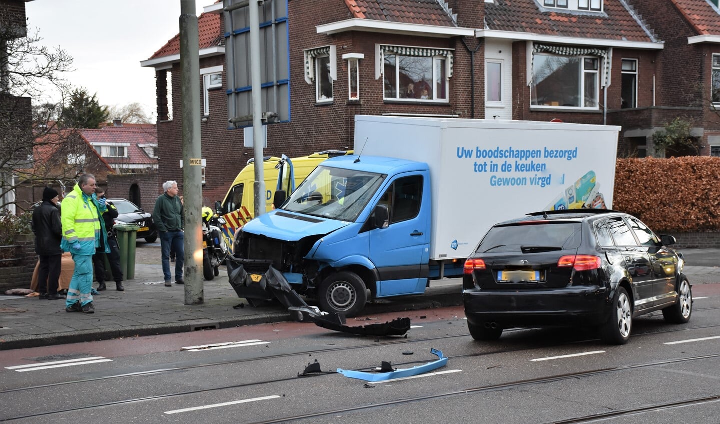Bij de flinke aanrijding raakten zowel de inzittenden van de personenauto als de bestuurder van de bestelbus gewond (foto: AS Meda).