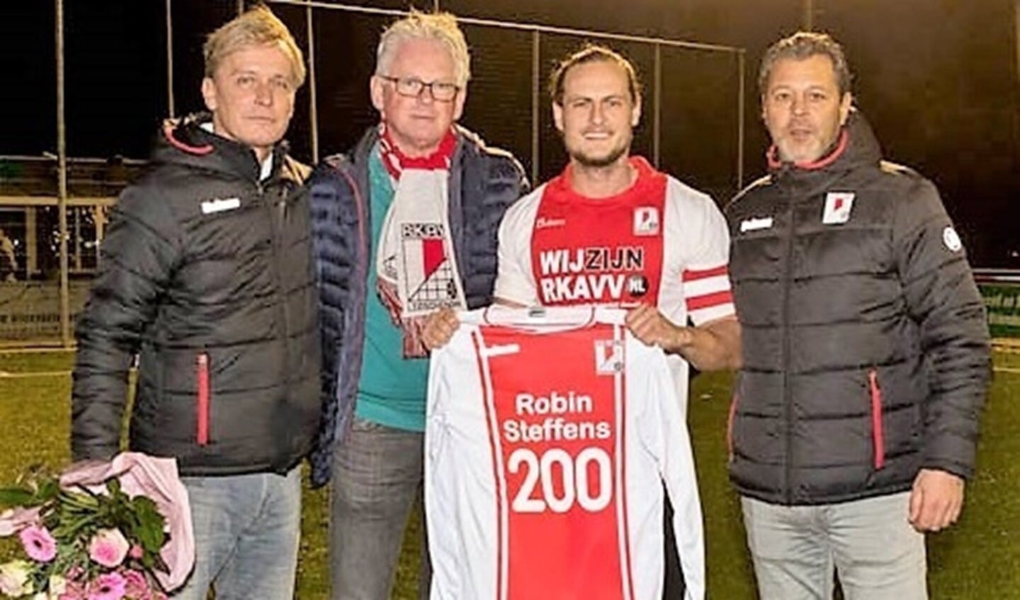 Rob v. Pruijssen, clubvoorzitter Frans v. Rossen, jubilaris Robin Steffens & Maurizio Ceccucci voorafgaande aan RKAVV-Alphense Boys (foto: H. v.d. Valk).