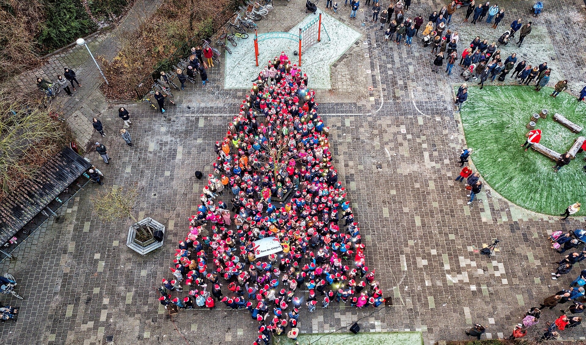 'Levende' kerstboom op het schoolplein van basisschool Essesteijn (foto: Michel Groen).