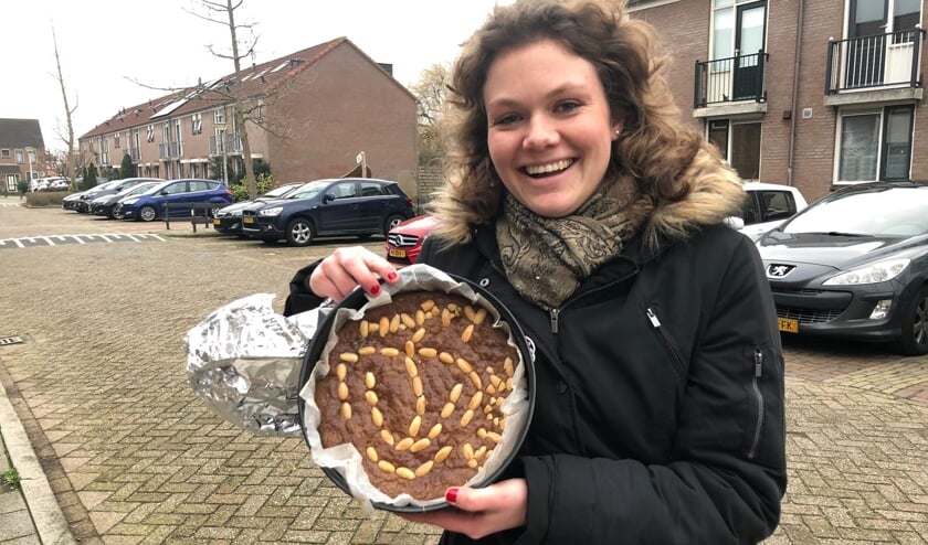 Het brandweerlogo siert de taart van Stefanie. (foto: Martijn Mastenbroek)
