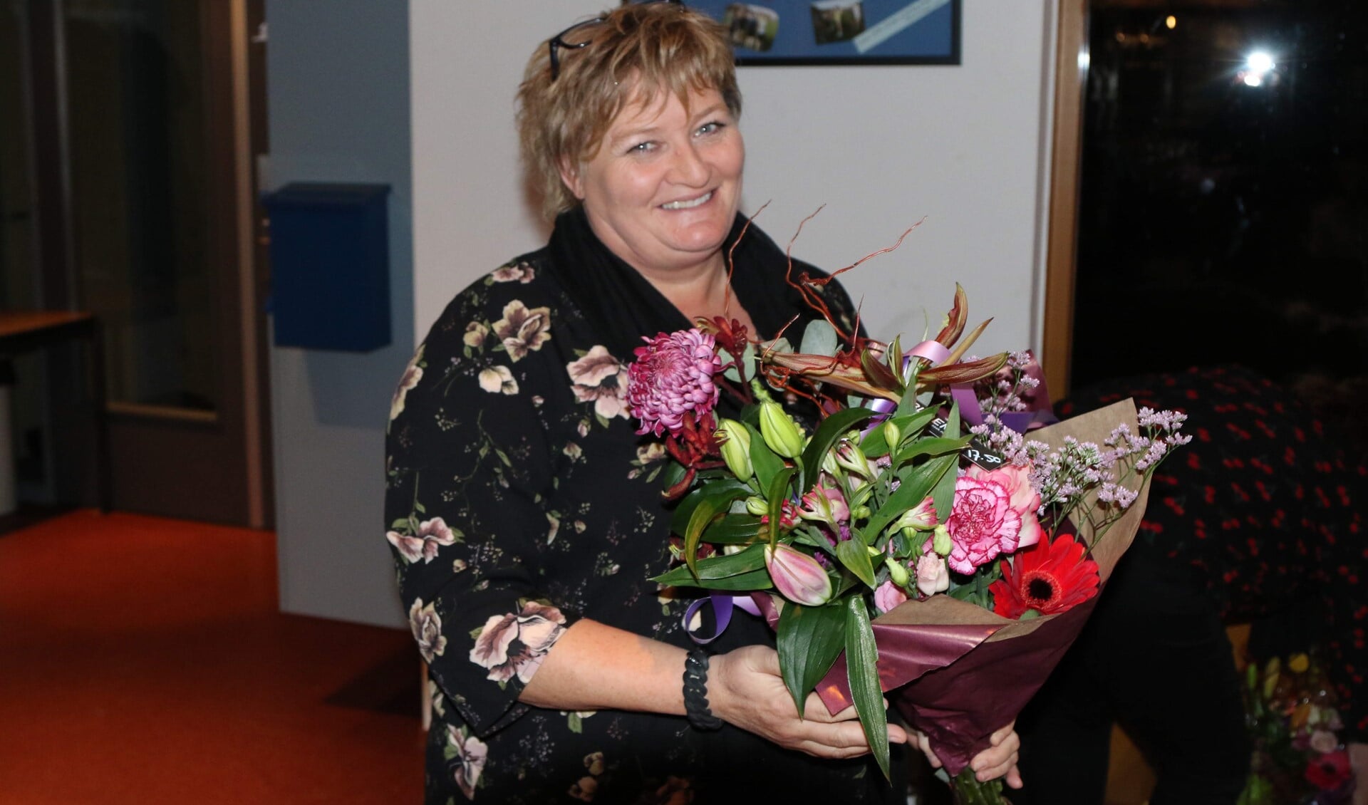 Aftredend secretaris Heidi van der Heiden met bloemen uitgezwaaid (foto: Lid van verdienste Marcel de Bakker)