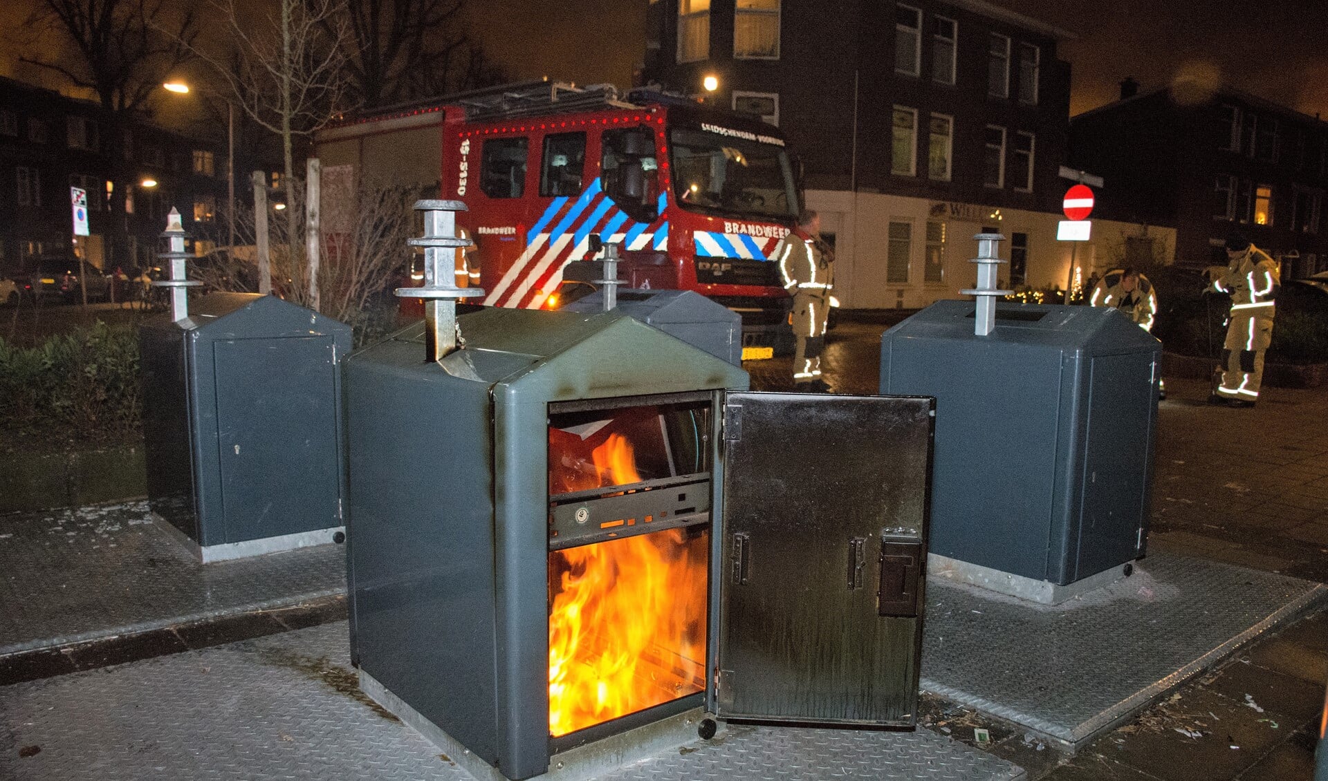 Afvalcontainer in brand aan de Van Egmondestraat in Voorburg (foto: AS Media).