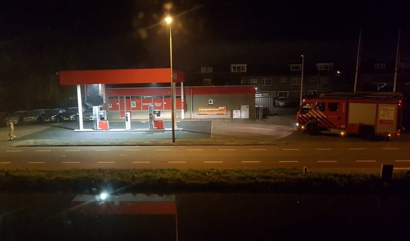 De brandweer zocht donderdag naar de oorzaak van de vieze lucht. (foto: Linda Vaandering)
