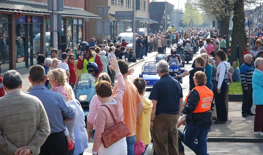 De tocht brengt ieder jaar duizenden mensen op de been. De Engelse Lus op de Oost- en Westlaan is het hoogtepunt van de motortoertocht. (foto's: Martijn Mastenbroek)