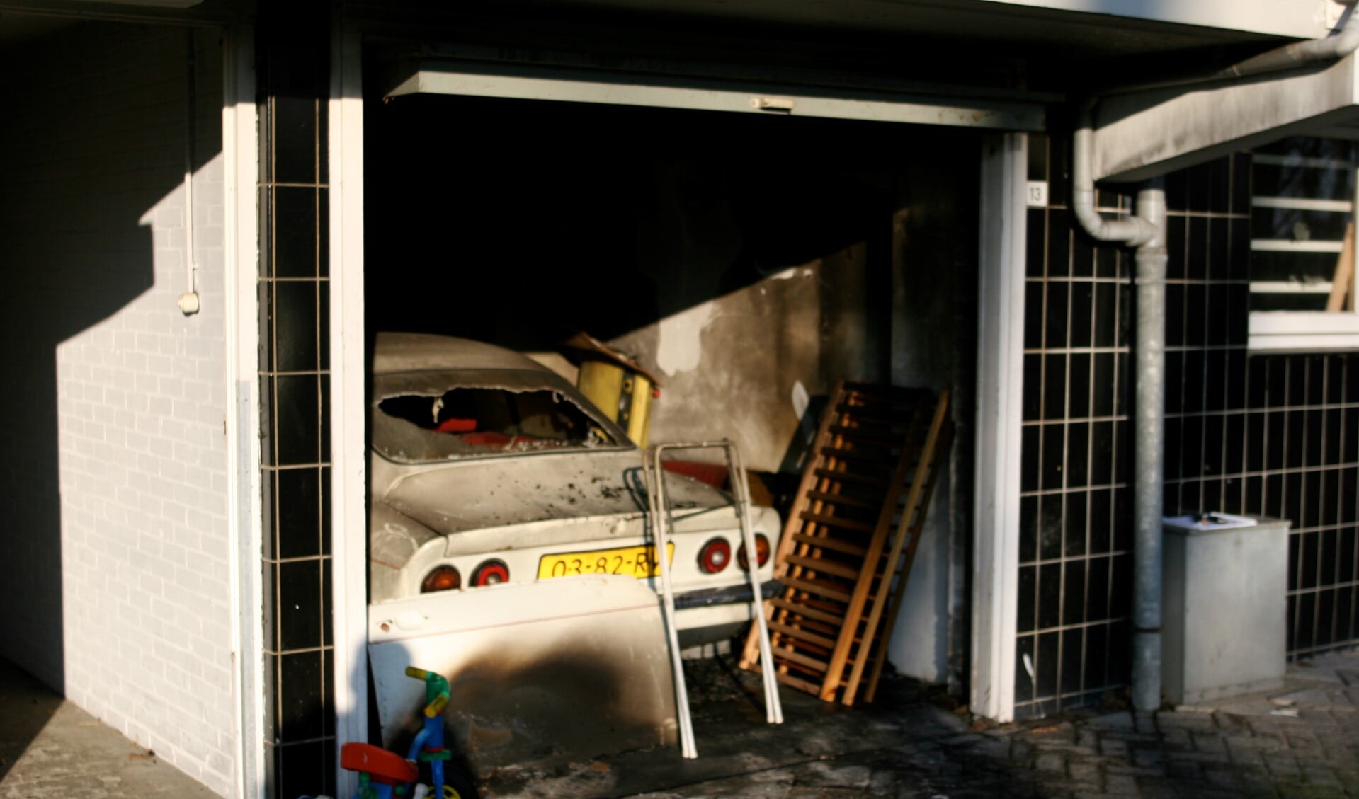 De uitgebrande garagebox aan de Burgemeester Keijzerlaan. Het is een raadsel wat er zich destijds heeft afgespeeld. (foto: Regio 15)