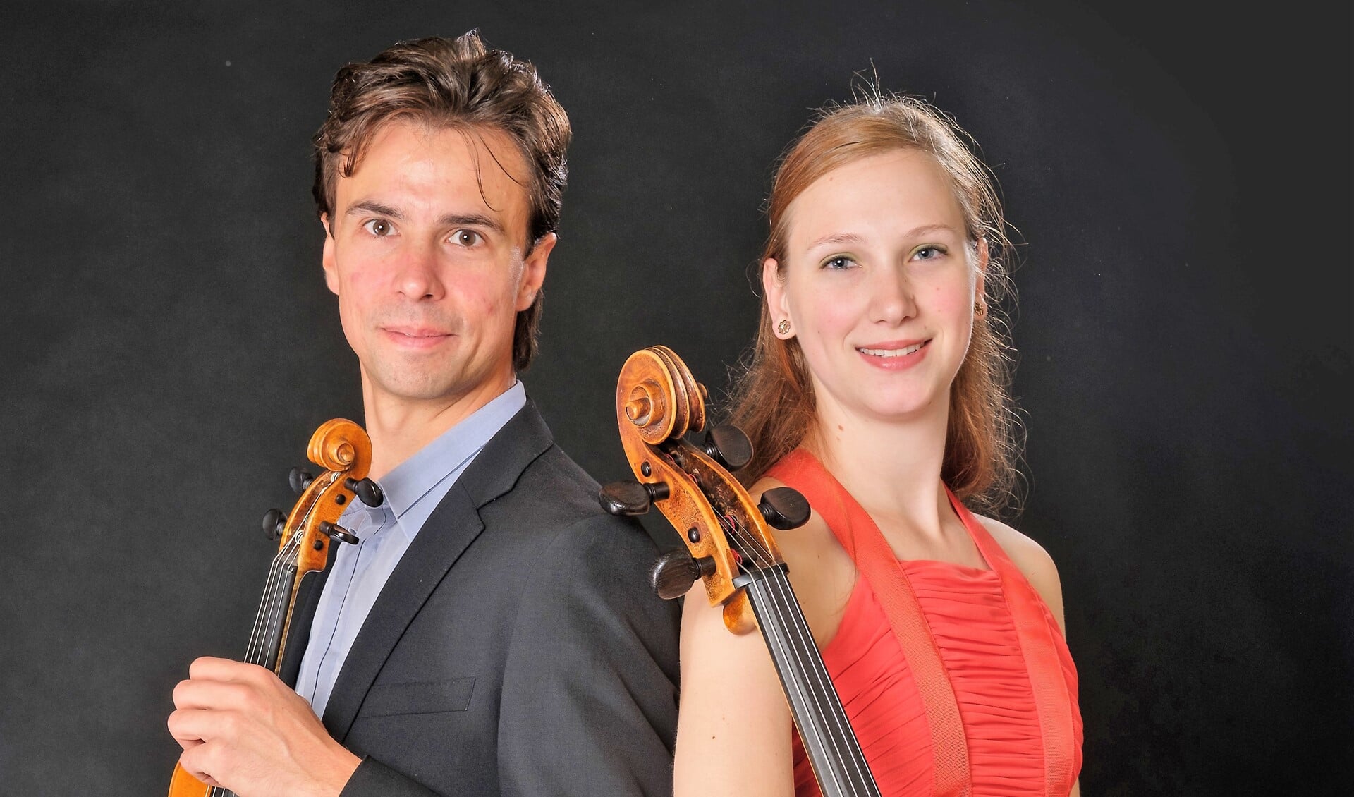 Het Voorburgse duo Sergey Arseniev op viool en Jobine Siekman op cello (foto: Jan Hordijk).