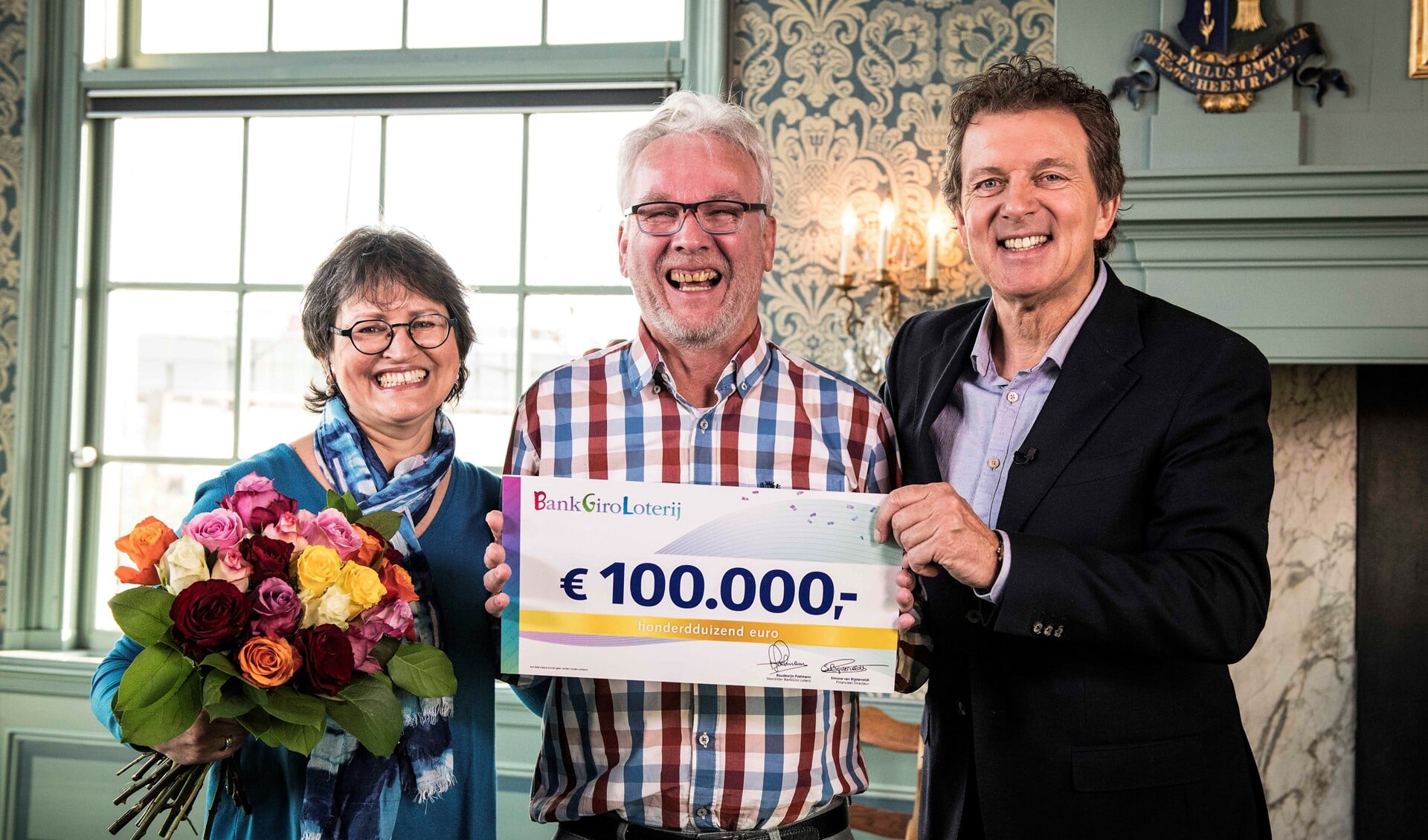 Jack uit Leidschendam ontvangt, in het bijzijn van zijn vrouw Aletta, een cheque van 100.000 euro uit handen van BankGiro Loterij-ambassadeur Robert ten Brink (foto: Jurgen Jacob Lodder).