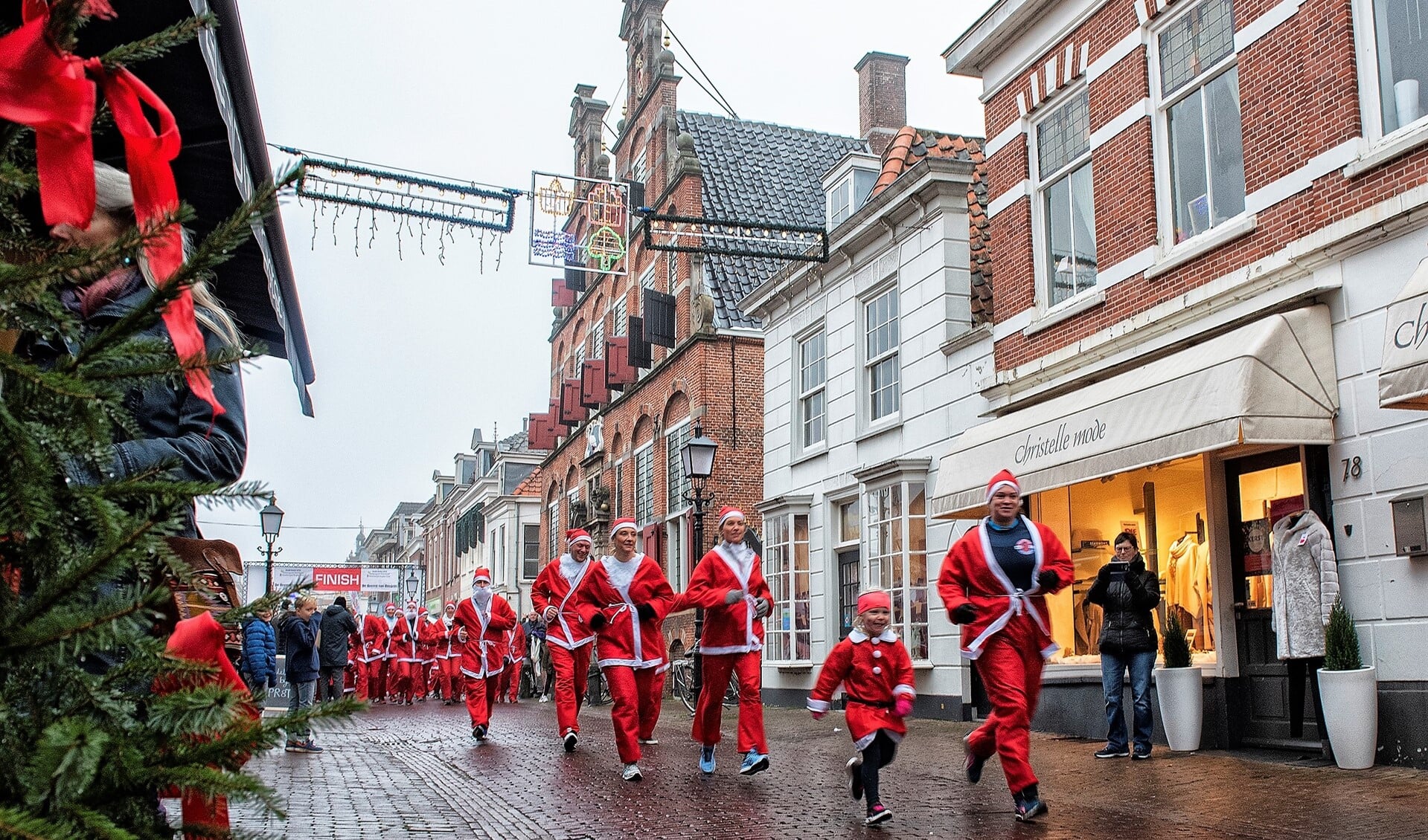 Rennende kerstmannen (en -vrouwen) door de Herenstraat (foto: Michel Groen).