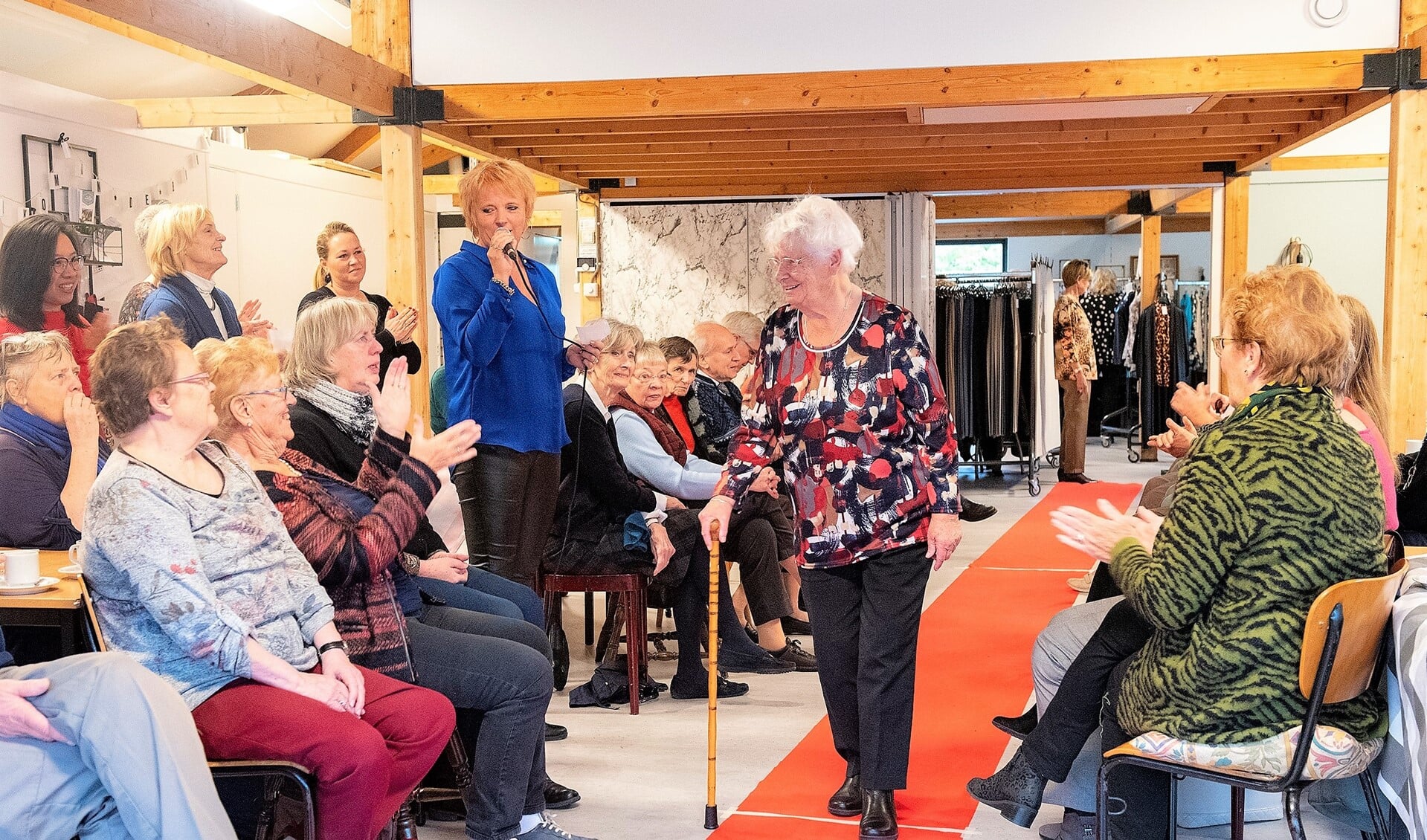 Er werd verwachtingsvol uitgekeken werd naar de mannequins: zes deelnemers aan de Koffieochtend tussen de 70 en 93 jaar die op hun eigen wijze op de muziek over de rode loper liepen (foto: Michel Groen).