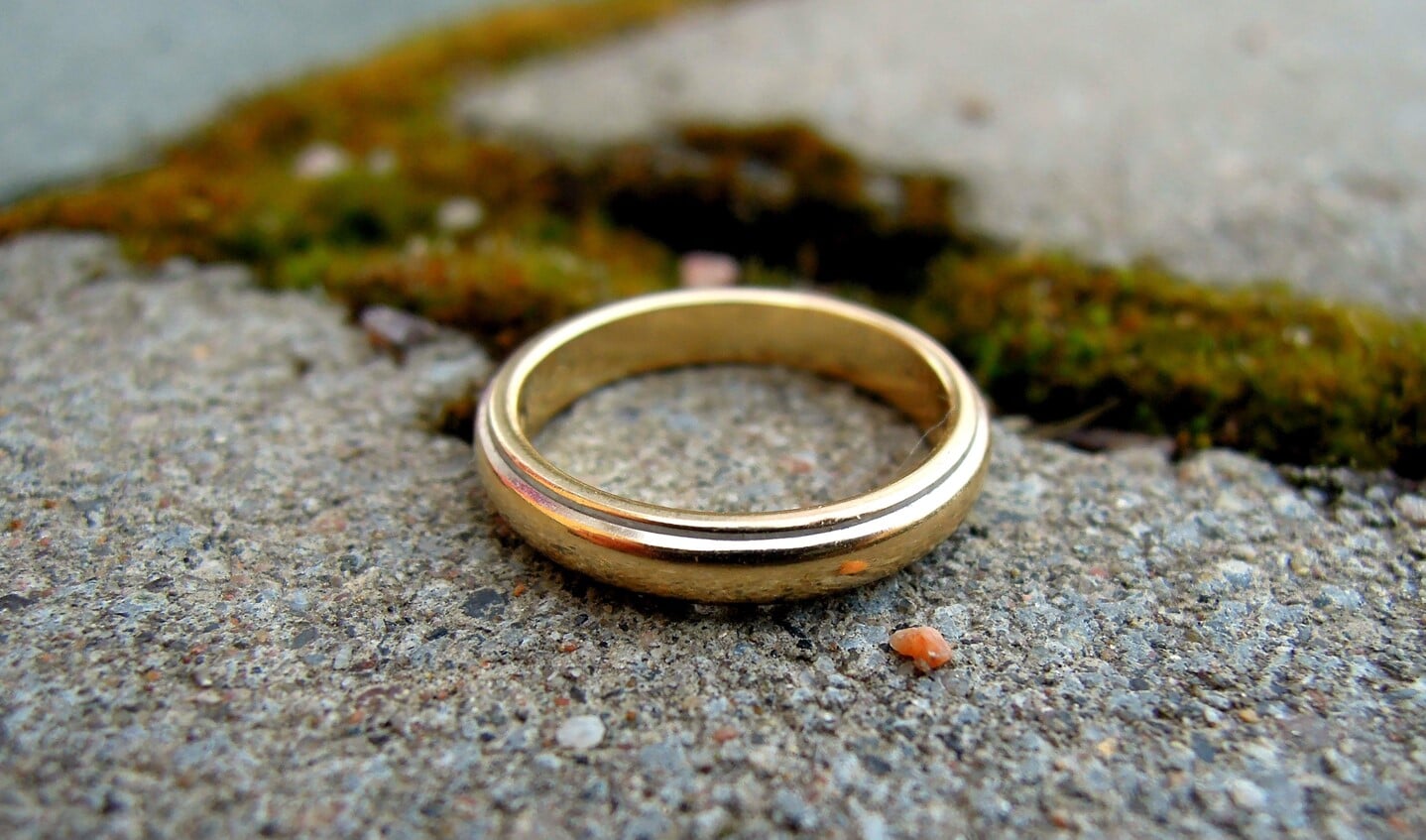 De ring op de foto is niet de ring van Tini. Die heeft een rood steentje.