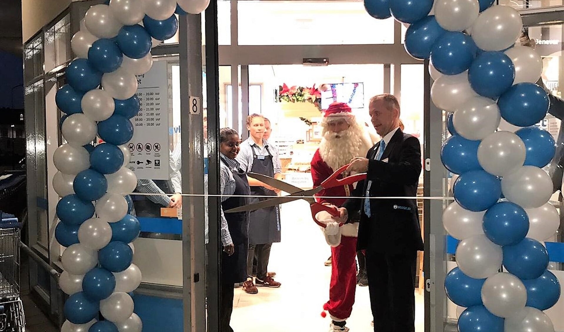 Opening van de zaak door de Kerstman en de filiaalmanager (foto: pr Hoogvliet).